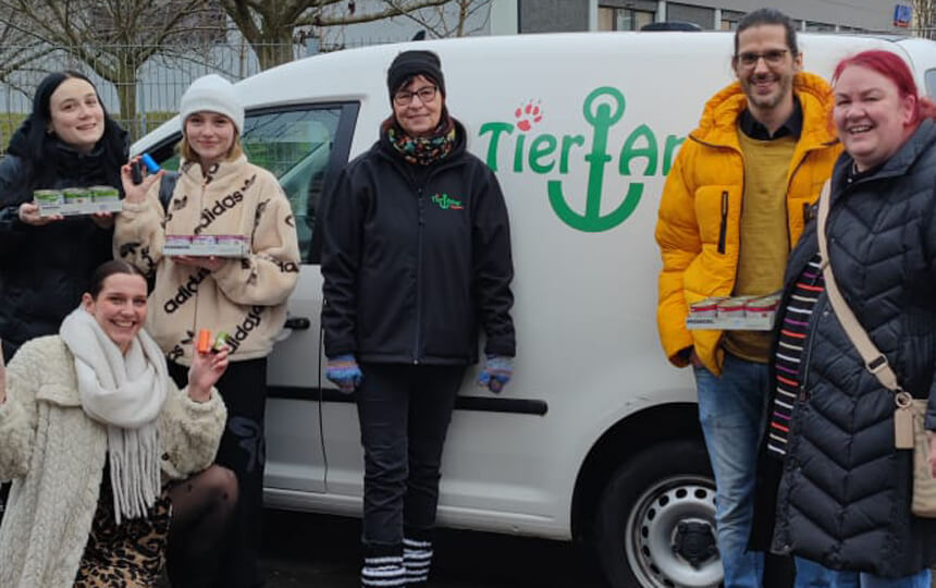 Schüler des EBG, Fach- und Berufsfachschulzentrum Magdeburg vor einem Fahrzeug des Tieranker Magdeburg e. V.